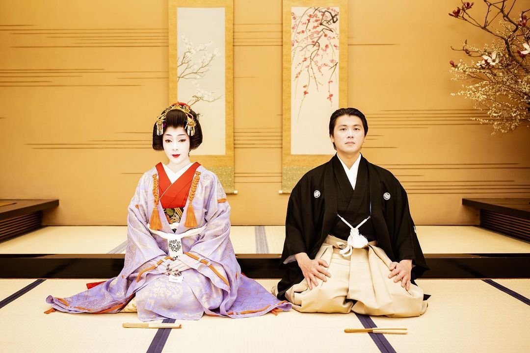 Dengan riasan yang berbeda dari biasanya, di momen ulang tahun pernikahannya Syahrini mengunggah foto dirinya dengan riasan ala Geisha Jepang.