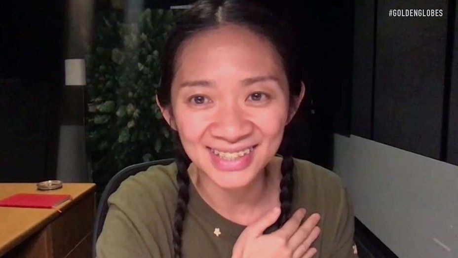 Chloe Zao, merupakan sutradara wanita berdarah Asia pertama yang memenangkan Golden Globe Awards 2021 dalam kategori Best Director. 