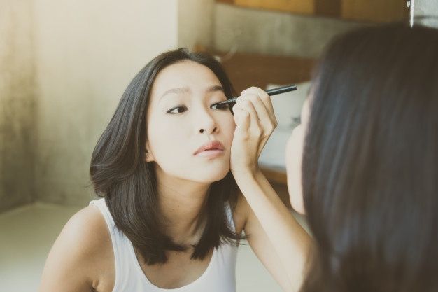 Untuk kita yang sedang mencari eyeliner, coba eyeliner dari brand berikut ini, yuk! Harganya pas di kantong tetapi tetap berkualitas!