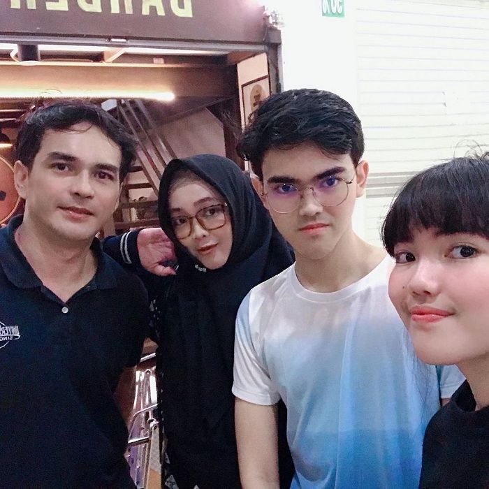 Inilah beberapa momen kebersamaan Rina Gunawan bersama sang putri Karnisya Rachmasyach di beberapa kesempatan.