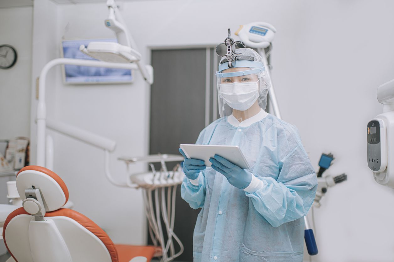Ketahui tips berikut agar Kawan Puan bisa pergi ke dokter gigi dengan aman selama masa new normal. Ingatlah, ke dokter gigi saat sudah mendesak ya.