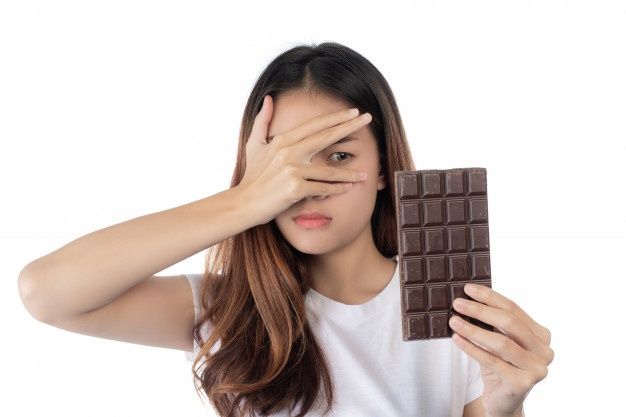 Nyatanya dark chocolate memiliki banyak manfaat bagi tubuh kita, termasuk menurunkan berat badan. Kok bisa?