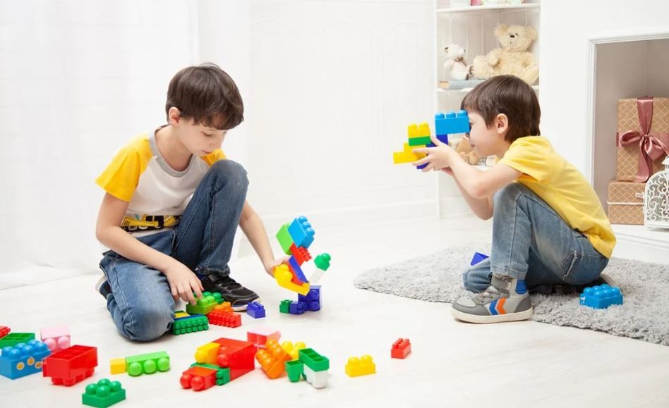 Pandemi membuat anak-anak harus beraktivitas di rumah. Supaya tidak jenuh, yuk coba empat permainan sederhana di rumah. Dijamin menyenangkan