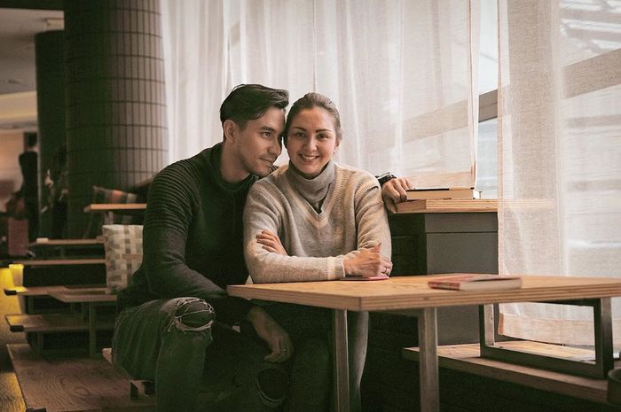 Darius Sinathrya sempat kesal saat Donna Agnesia minta selalu dikabari. Ternyata saling mengabari merupakan komunikasi yang penting dalam hubungan.