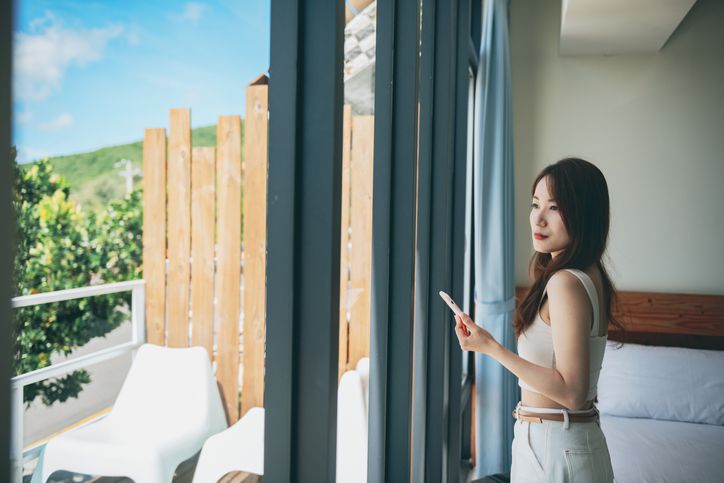 Staycation memang menjadi solusi agar kita bisa menikmati liburan selama pandemi ini. Tapi, gimana dong ya, caranya biar staycation jadi nyaman.