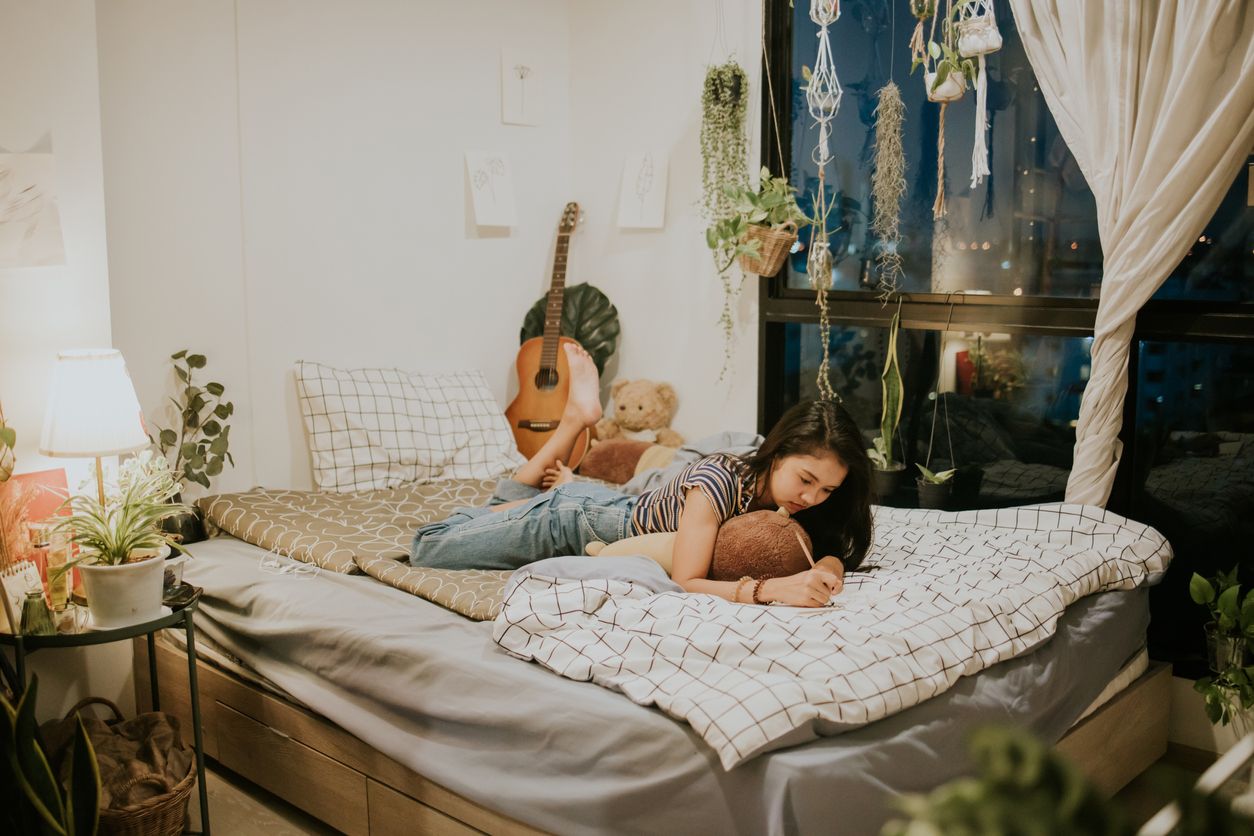 Mendekor kamar adalah salah satu siasat agar kamar tampak lebih indah. Berikut ini adalah tips mendekor kamar agar estetik seperti di Pinterest. 