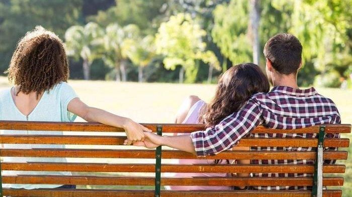 Ini empat dampak yang dialami oleh seseorang jika diselingkuhi oleh pasangannya, salah satu dampaknya bahkan dapat membuat rasa percaya diri turun.
