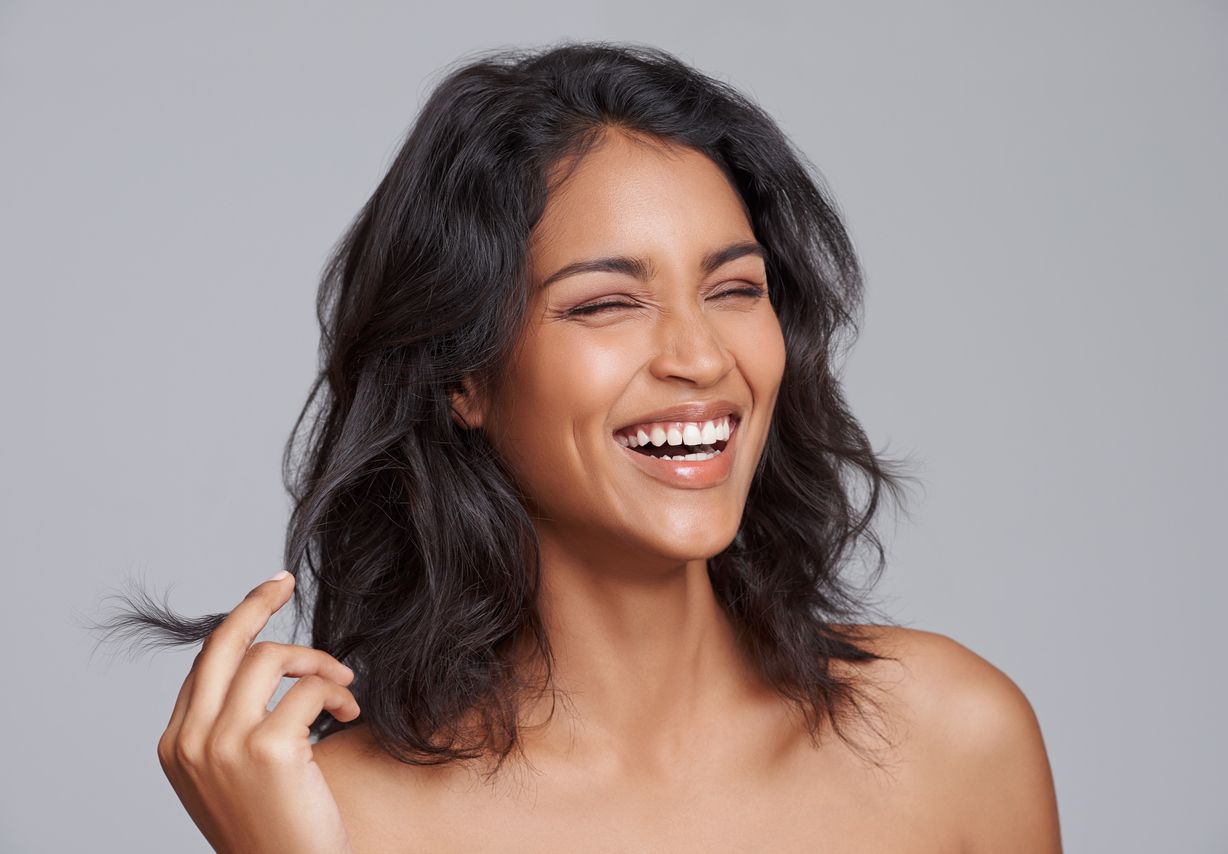 Agar rambut tetap sehat dan kuat, kamu harus merawat rambut dengan beberapa kebiasaan ini, termasuk tak mengikatnya dalam keadaan basah.