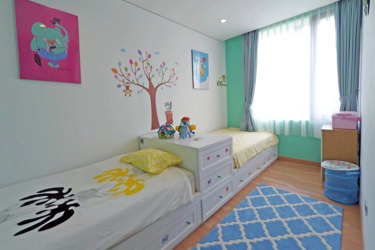 Anak tidak mungkin terus-terusan tidur bersama orang tua. Karenanya, akan jauh lebih baik jika orang tua mulai menyiapkan kamar bagi si kecil.