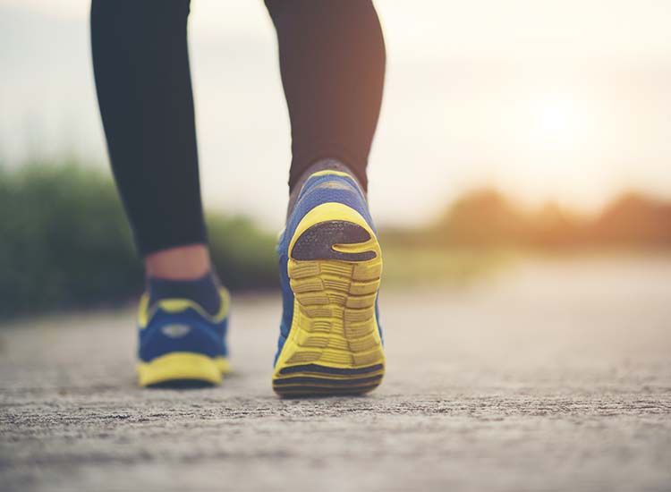 Berjalan kaki kerap diremehkan dalam membantu menurunkan berat badan. Simak tips menurunkan berat badan dengan jalan kaki berikut ini.