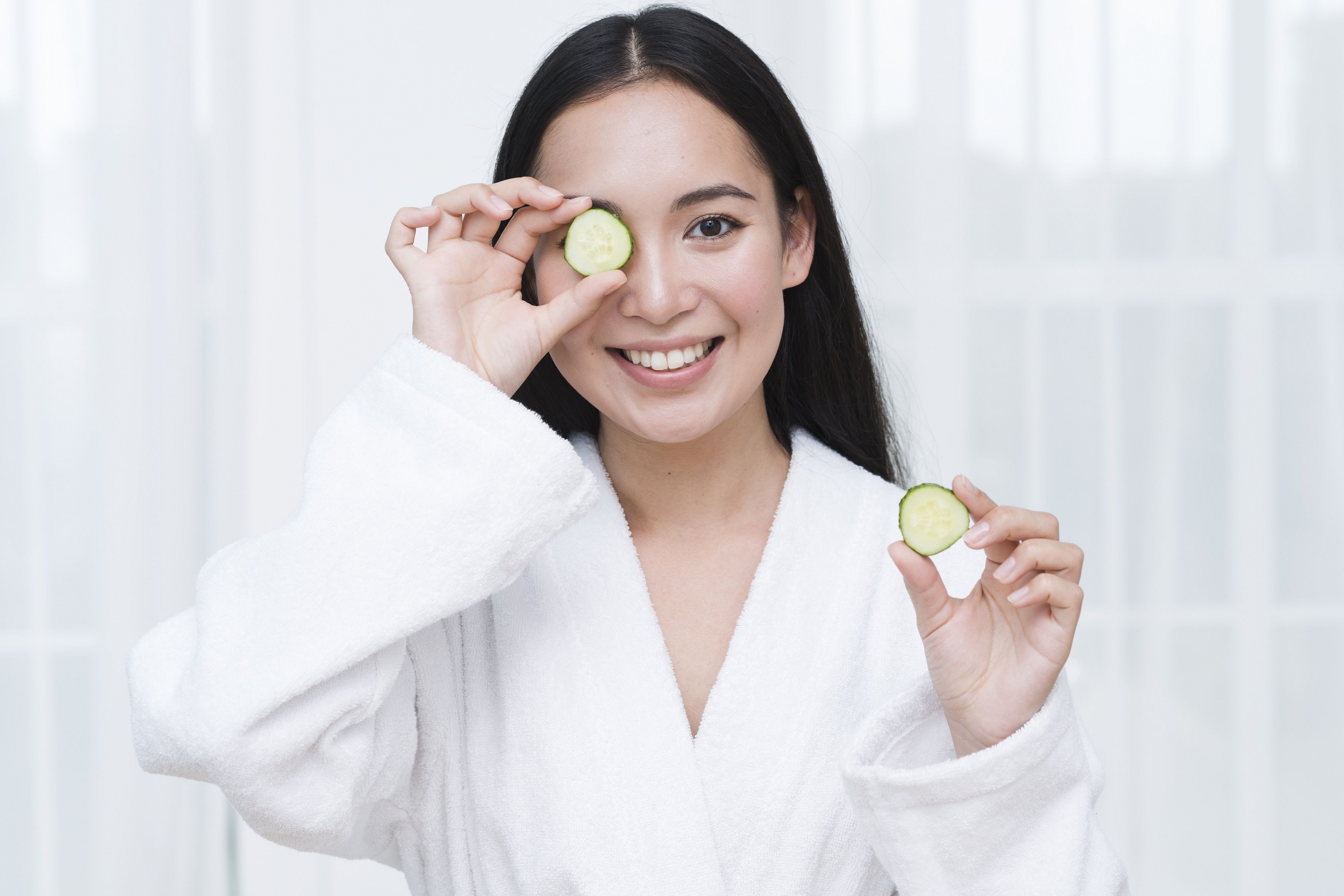 Merasa tidak percaya diri dengan mata panda? Ternyata lingkaran hitam di bawah mata dapat diatasi dengan cara-cara berikut ini.