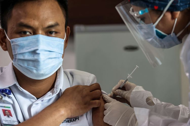 Pemerintah membenarkan bahwa varian virus corona B1525 sudah masuk Indonesia pada Februari 2021, namun vaksin di Indonesia efektif melawannya.