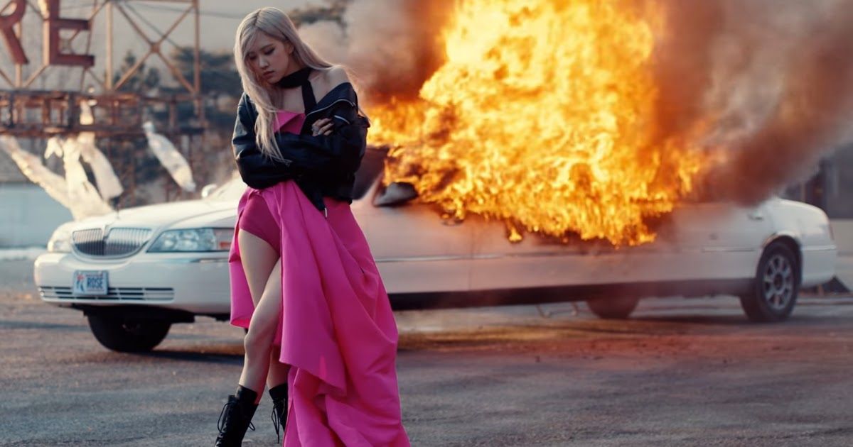 Personel BlackPink, Rose baru saja merilis album solonya R.  Single andalannya On The Ground sendiri bercerita tentang kehidupan yang dilalui Rose.