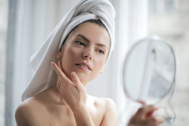 Kulit wajah yang sensitif dan kemerahan sungguh menyiksa ya, Kawan Puan. Kamu bisa ikuti 10 tips ini agar kulit kembali sehat dan lembap!