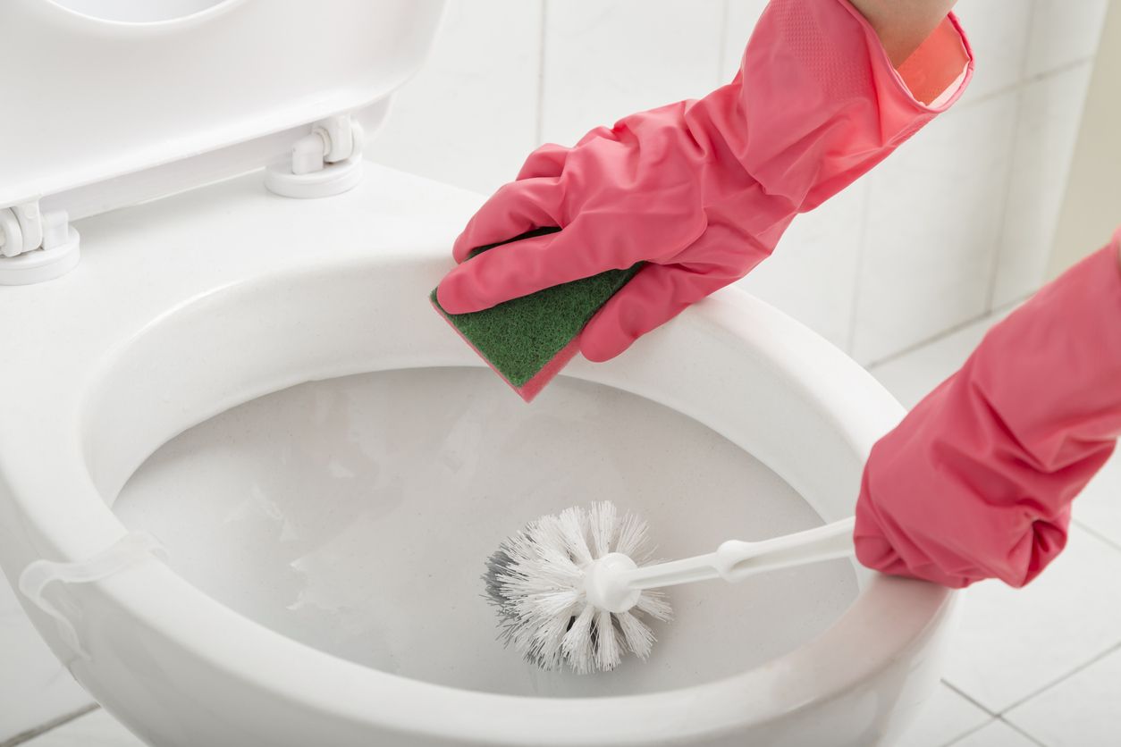 Kebersihan toilet harus dijaga. Nah, berikut ini tips membersihkan toilet dan bak mandi dengan bahan alami yang bisa kamu coba. 