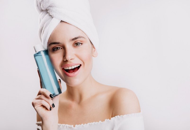 Ingin eksfoliasi wajah dengan produk exfoliating toner? Kalau kamu pemula baiknya simak rekomendasi produk yang aman untuk kulit wajah berikut ini!