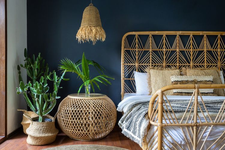 Pusing karena kamar tidur kotor dan berantakan? Simak deh empat tips mudah menata kamar tidur agar nyaman dan rapi seperti berikut ini!