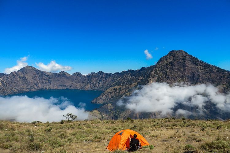 Dalam rangka merayakan 17 Agustus, pecinta gunung bisa mencoba menaklukkan 7 puncak tertinggi di Indonesia yang dikenal dengan Seven Summit Indonesia.
