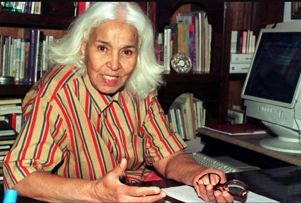Feminis dan sastrawan asal Mesir, Nawal El Sadawi, meninggal dunia. Ia meninggal di usia 89 tahun karena penyakit yang dideritanya. 