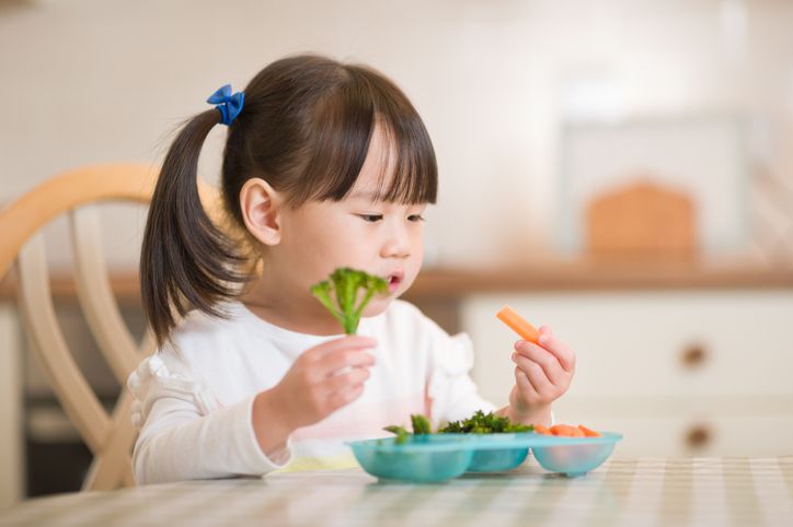 Banyak hal yang orang tua bisa lakukan untuk mendorong minat anak untuk makan sayuran, salah satunya mengajaknya memilih sayuran untuk dimasak.