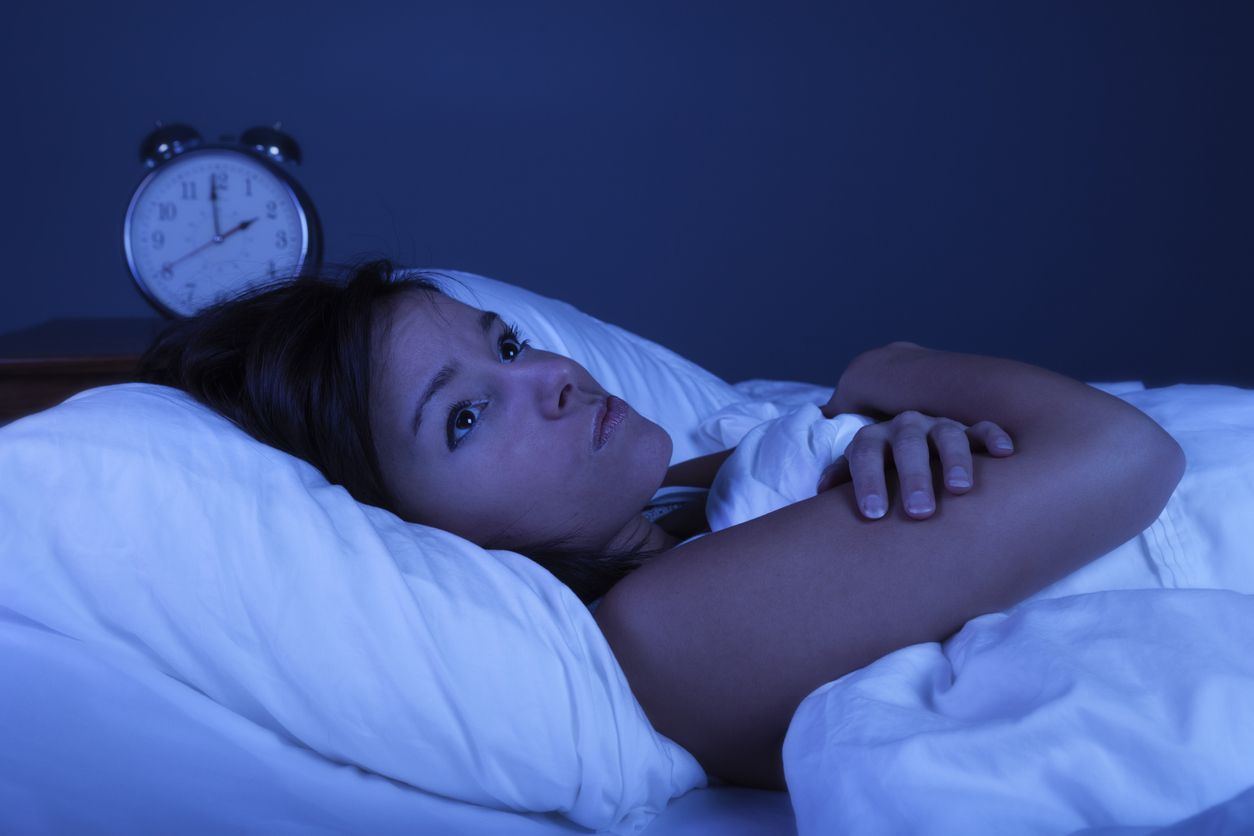 Ada 4 hal yang bisa kamu lakukan saat sulit tidur usai tiba-tiba bangun tengah malam, di antaranya membaca.