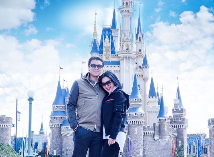Dua tahun menikah, Syahrini tiba-tiba pamer potret gendong bayi hingga ungkap doa ini di tahun depan.