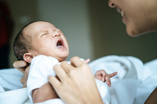 Kita harus mengetahui dan membaca tanda-tanda jika bayi terlalu lelah. Jangan sampai kita mengabaikannya,