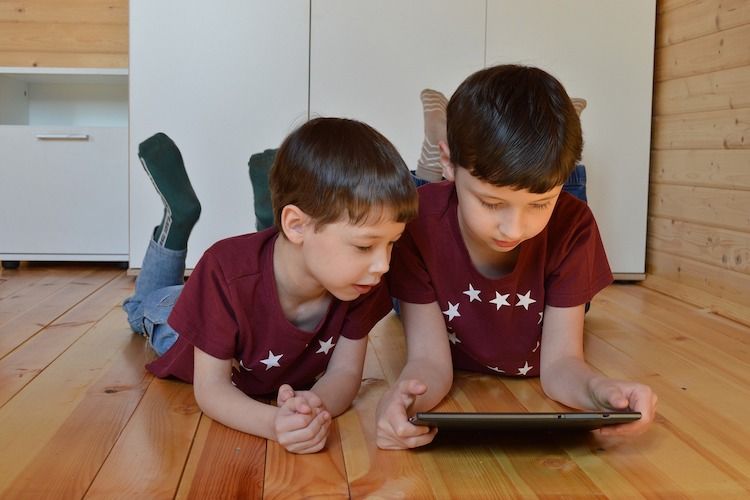 Dan tidak main-main, efek kecanduan ini ternyata juga bisa mengganggu kejiwaan anak loh, Kawan Puan.