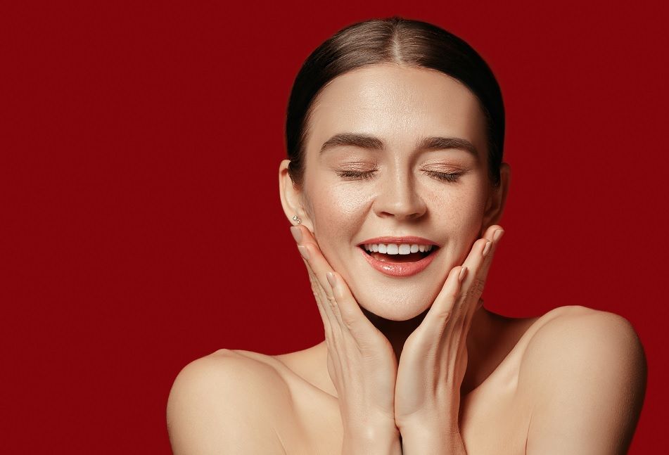 Ini urutan memakai skincare yang benar, mulai dari cleanser, toner, serum, moisturizer, eye cream, dan sunscreen.