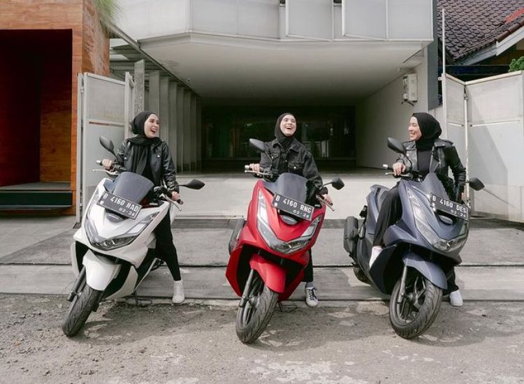 Tak mau kalah dari klub motor artis yang lagi tren, Nycta Gina dan Fitrop buat klub motor tandingan emak-emak pengajian.