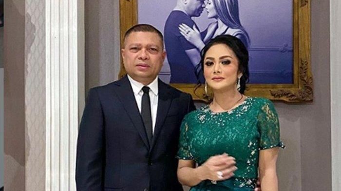 Krisdayanti bagikan kabar suaminya terjebak lockdown di Timor Leste, Raul Lemos ikut bantu korban banjir.