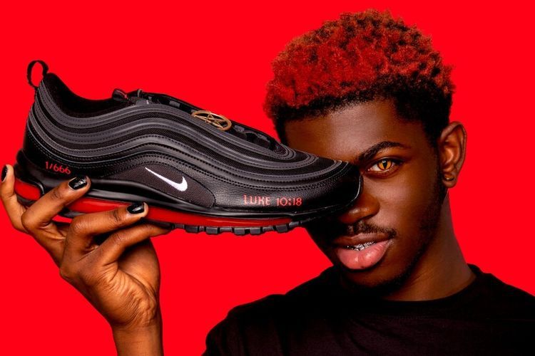 Lil Nas X berkolaborasi dengan MSCHF membuat sepatu yang diluncurkan pada  (29/3/2021) waktu setempat. Nike pun menggugat terkait merek dagang. 