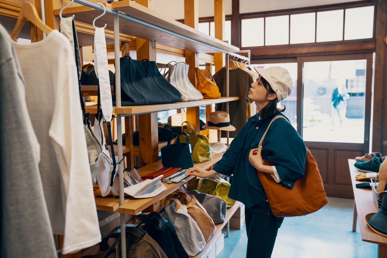 Tampil beda setiap hari tak perlu beli banyak baju. Asal kamu punya empat fashion item wajib ini, maka kamu bisa tampil berbeda. Simak yuk, apa saja!
