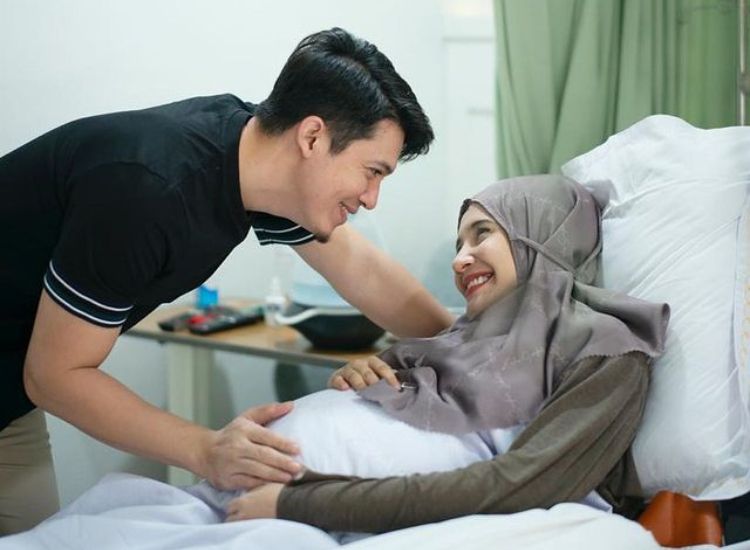 Setelah dinantikan 10 tahun, Zaskia Sungkar akhirnya melahirkan anak pertamanya seorang bayi laki-laki.