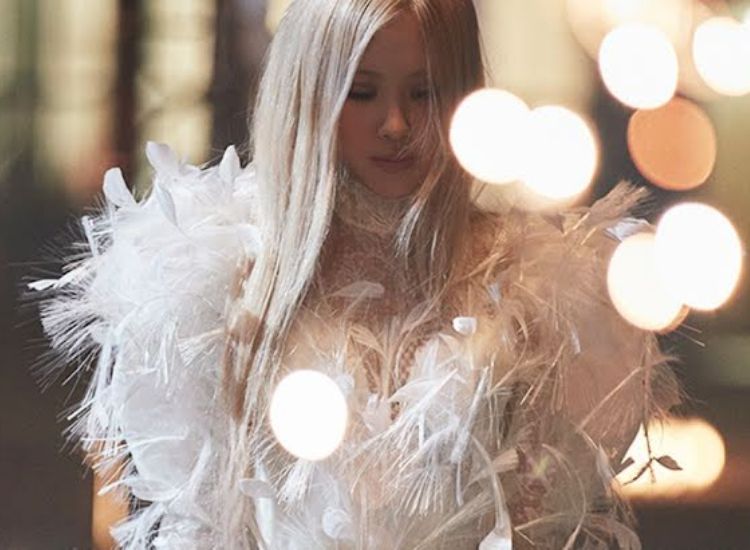 Setelah merilis video musik 'On the Ground' pada 12 Maret 2021 lalu, kini Rosé siap kembali dengan video musik solo keduanya, 'Gone'.