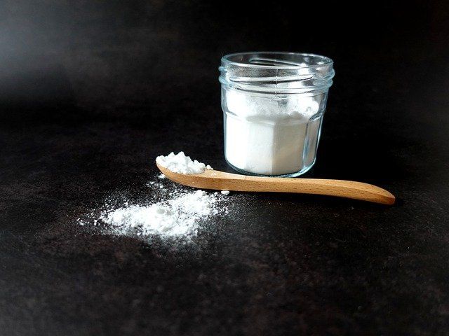 Banyak bahan-bahan alami di sekitar kita, yang dapat menjaga kesehatan kulit kita. Baking soda adalah salah satunya nih.