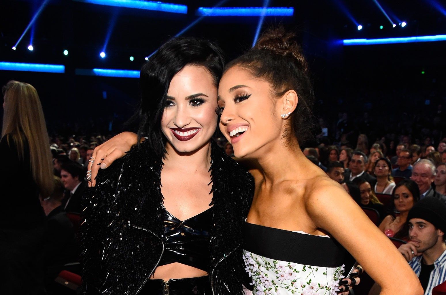 Demi Lovato dan Ariana Grande menghebohkan dunia musik dengan keputusan mereka untuk berkolaborasi dalam lagu berjudul “Met Him Last Night” 
