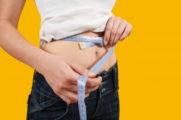 Gerakan olahraga untuk perempuan yang ingin menghilangkan lemak di perut samping salah satunya yakni triangle pose. 