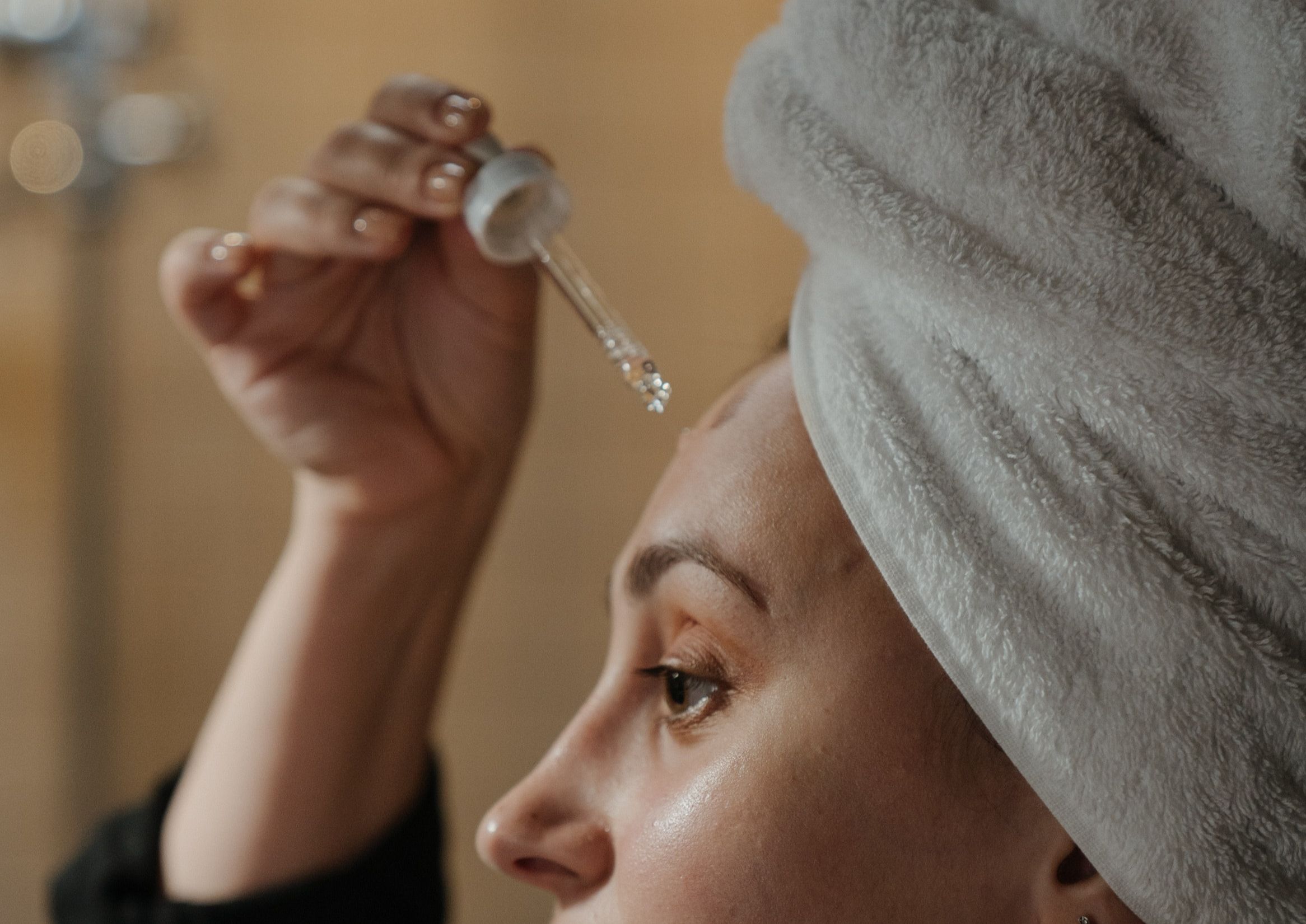 Pemakaian serum bisa sangat menunjang kesehatan kulit wajah. Terutama serum vitamin C yang memberikan khasiat berikut ini!