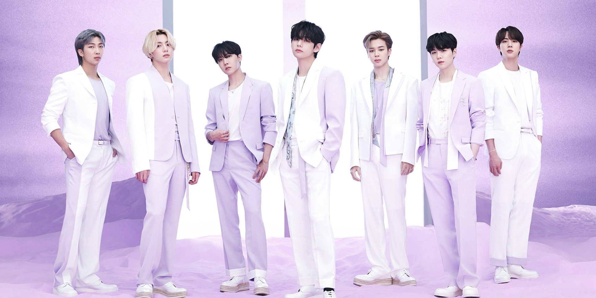 BTS kembali mencetak sejarah baru untuk musisi Asia dengan memenangkan Best Selling Global Artist of The Year 2020 pada Rabu (7/4/2021) lalu. 