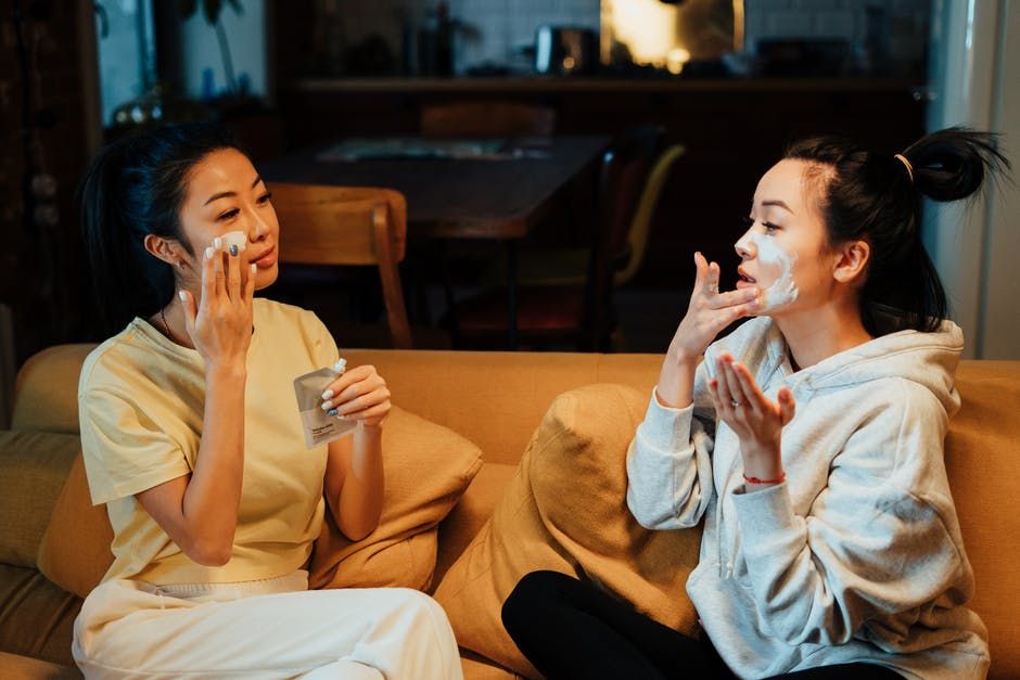 Kulit tampak kusam dan jerawat mudah tumbuh di wajah? Kamu perlu melakukan eksfoliasi, nih. Yuk, cari tahu apa manfaat eksfoliasi!