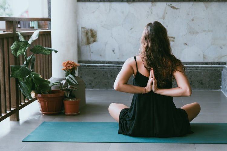 Kelas yoga online banyak diselenggarakan di media sosial termasuk Instagram. Berikut 5 akun Instagram yang wajib kamu ikuti jika ingin belajar yoga.