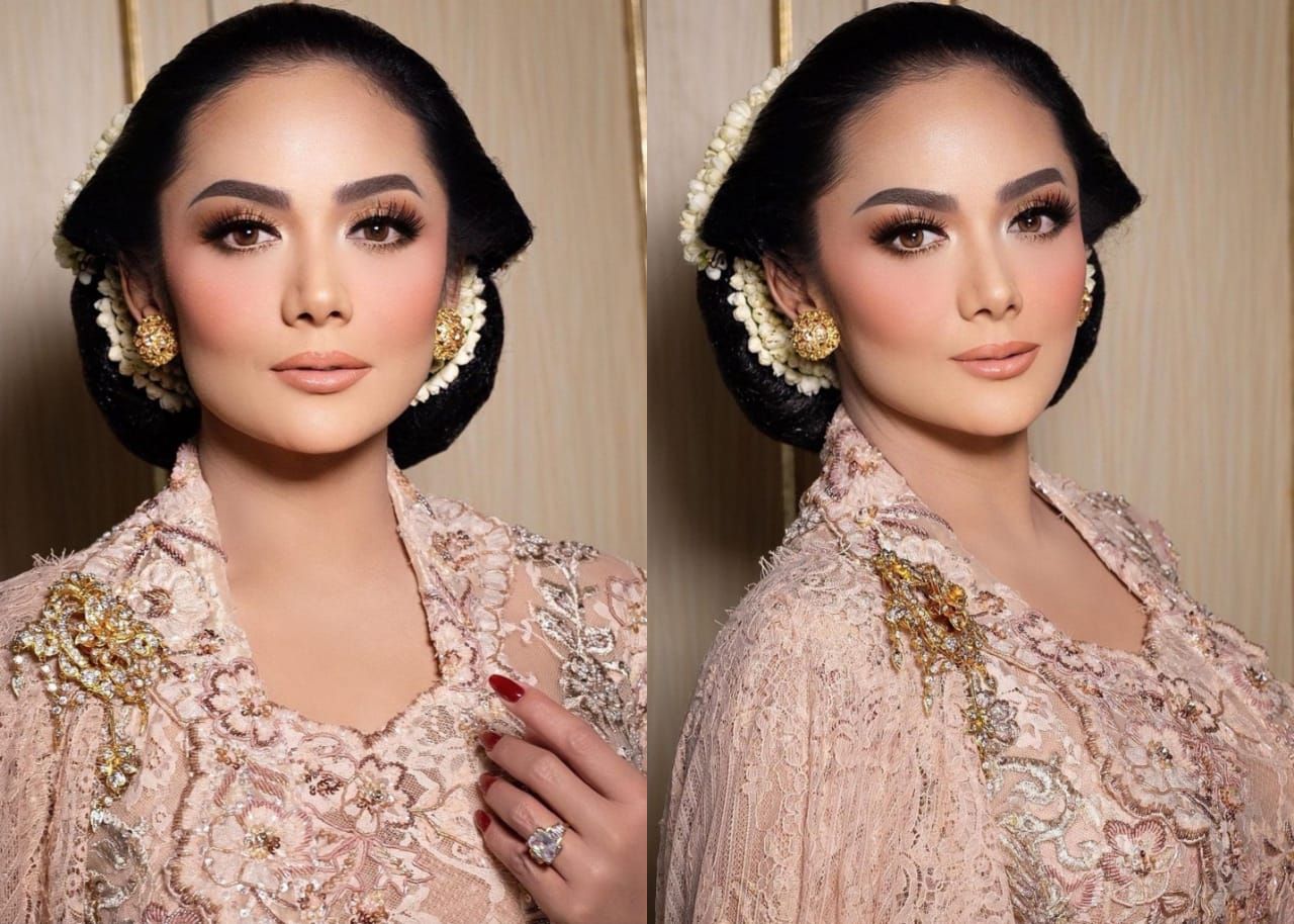 penampilan Krisdayanti saat menghadiri akad nikah Atta dan Aurel. Sanggul yang digunakan punya makna tersendiri.