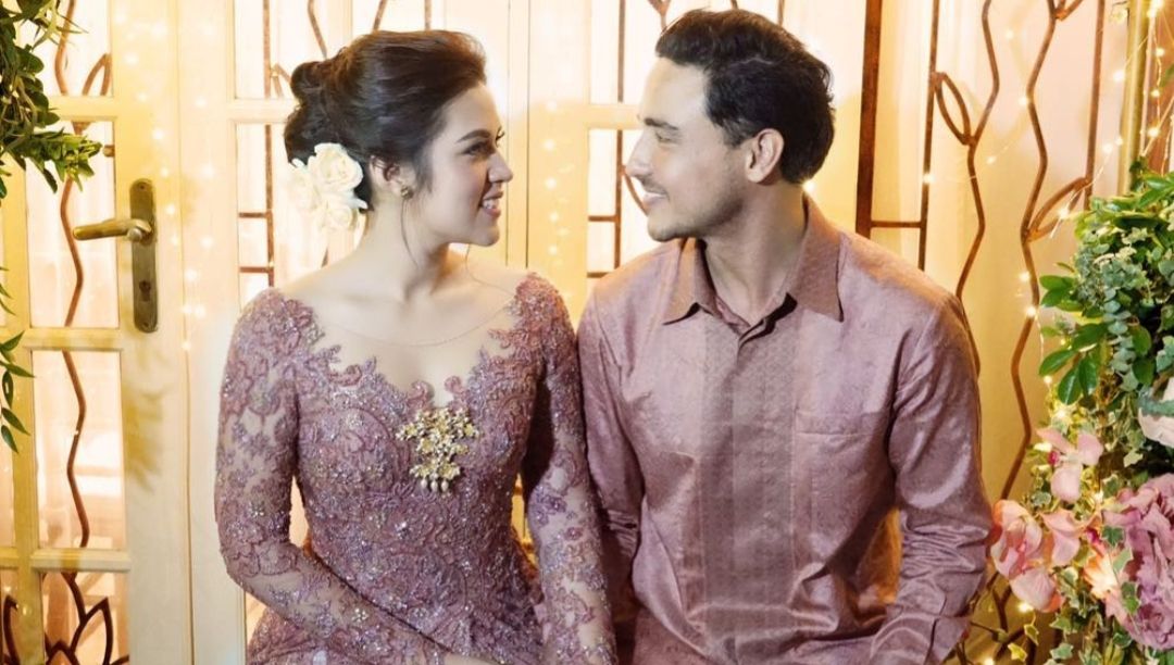 Kebaya artis sering menjadi inspirasi kita untuk berpenampilan menarik dan ciamik. Kebaya artis pun membuat keseharian kita jadi lebih modern.