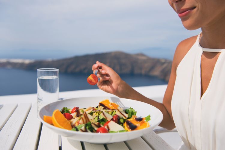 Salah satu diet yang sedang populer di tahun ini adalah diet mediterania. Diet ini mengadopsi gaya hidup di sekitar Laut Mediterania. 