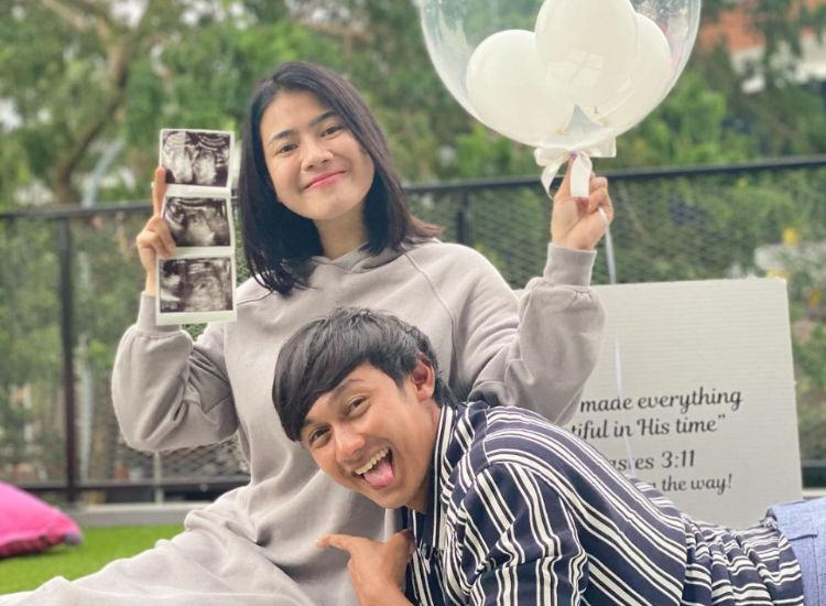 Kabar bahagia datang dari pasangan Felicya Angelista dan Caesar Hito. Setelah dua bulan menikah akhirnya diberi momongan.