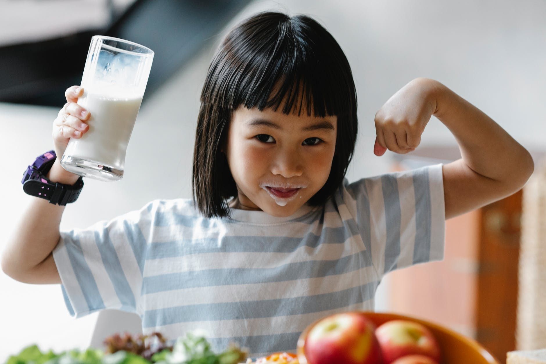 Selama masa pandemi, orang tua khawatir dengan berat badan anak yang terus menerus naik. Lakukan hal ini untuk mengontrol berat badan anak.