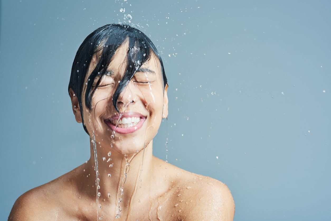 Mandi di bawah guyuran shower tak boleh sembarangan. Jangan sampai kamu melakukan lima kesalahan ini, ya!