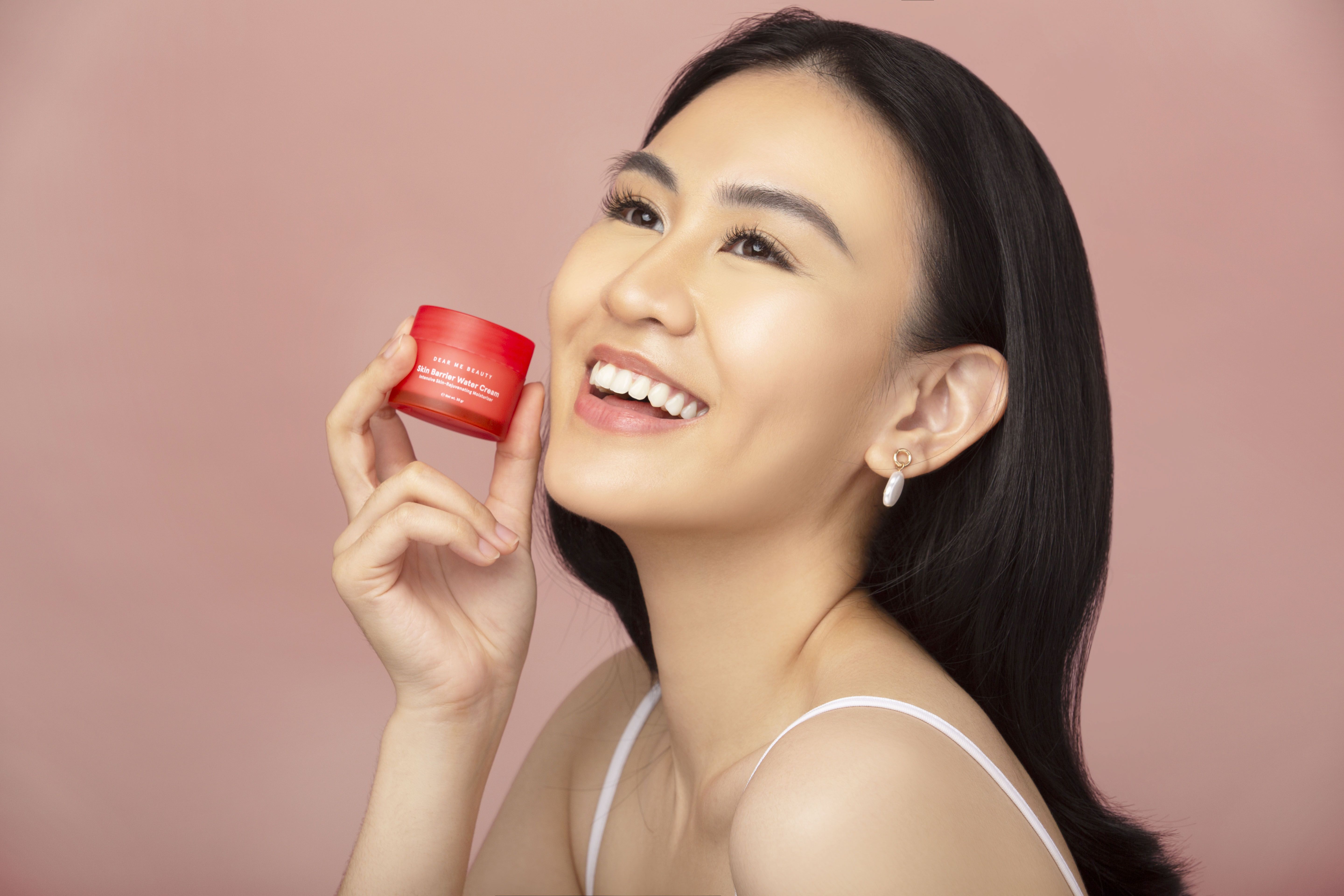 Produk terbaru dari Dear Me Beauty, memiliki kandungan yang penting untuk menjaga skin barrier, termasuk ekstrak buah semangka.

