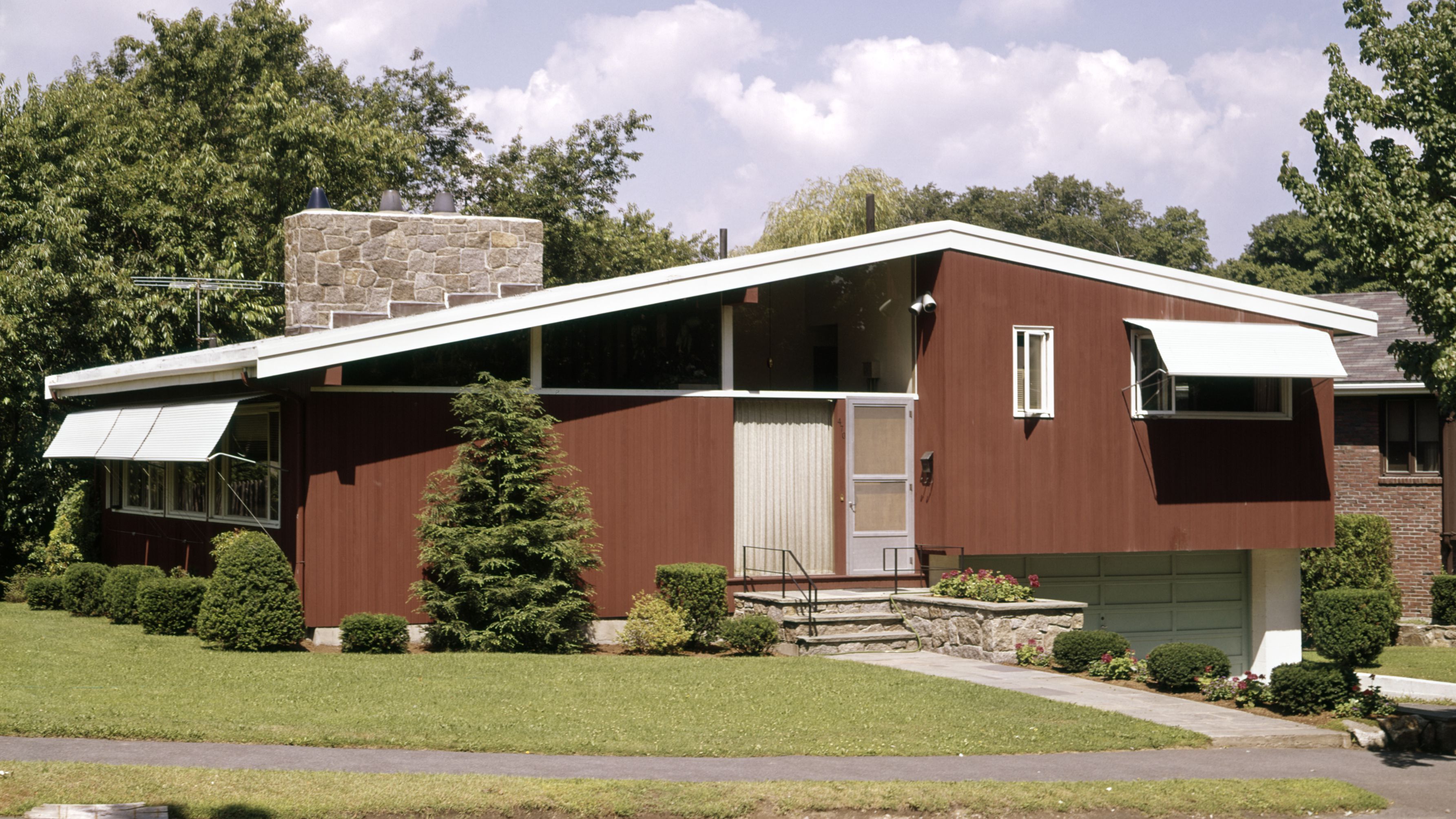 Mengenal ranch architecture. Gaya hunian rumah yang terinspirasi oleh peternakan. Gaya tersebut cocok untuk hunian keluarga besar.